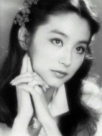 林青霞罕见现身，飞吻传递，粉丝心潮澎湃