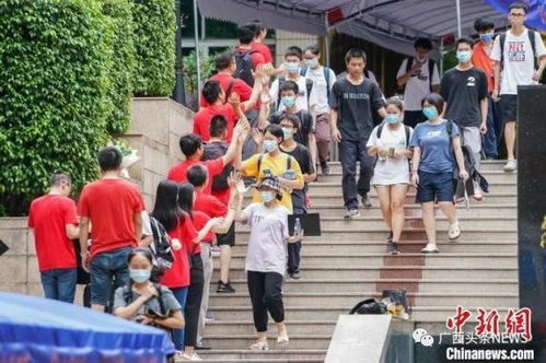 首个走出考场的学霸竟是高二体验生